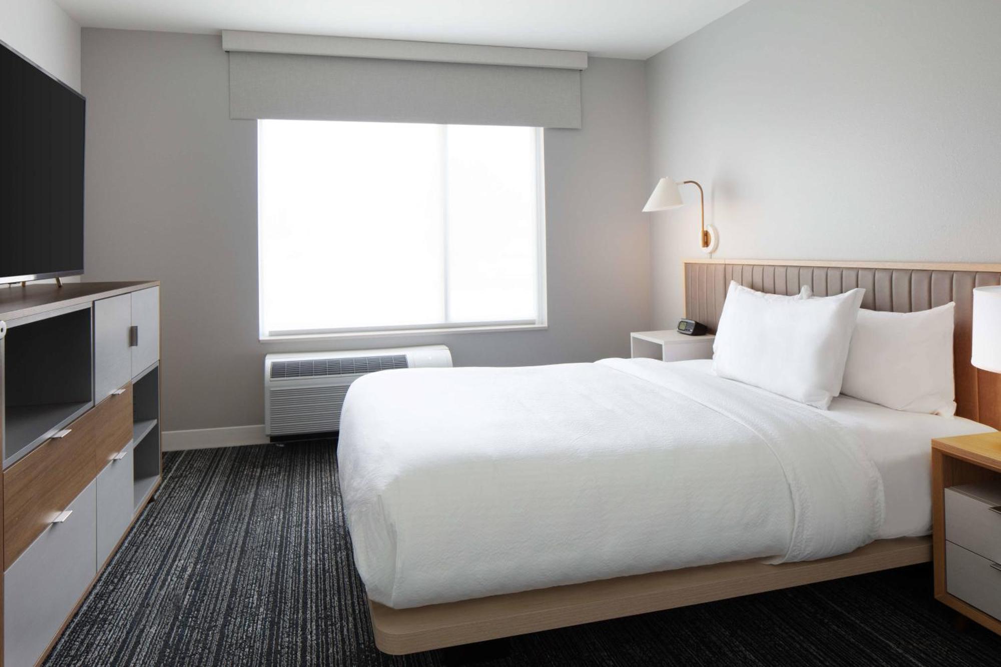 Towneplace Suites By Marriott Milwaukee West Bend Exterior photo